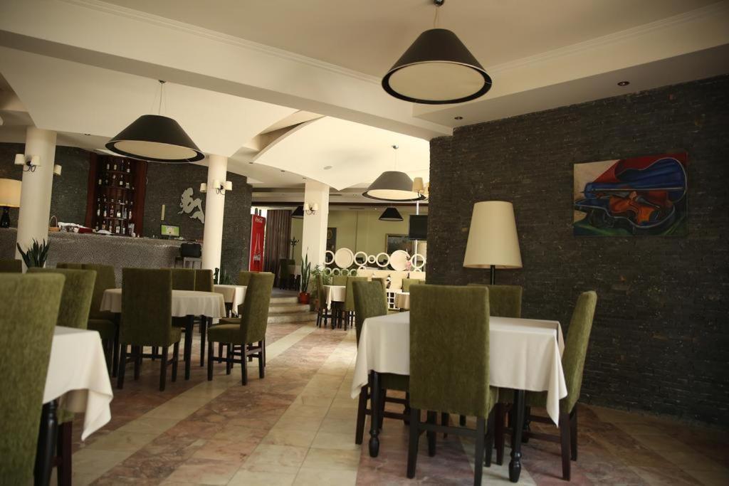 Sirena Hotel Tushemisht ภายนอก รูปภาพ