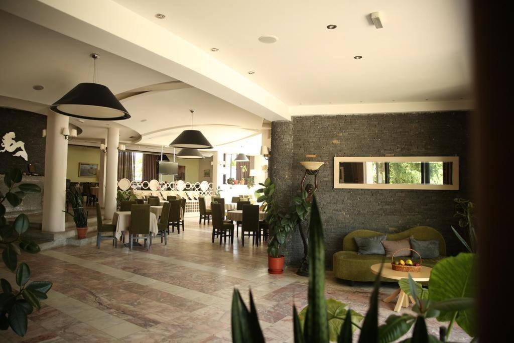 Sirena Hotel Tushemisht ภายนอก รูปภาพ