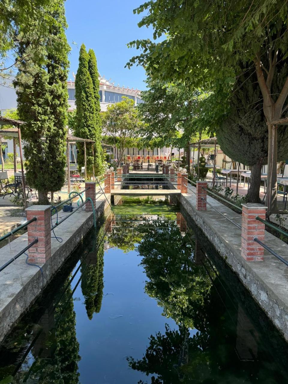 Sirena Hotel Tushemisht ภายนอก รูปภาพ