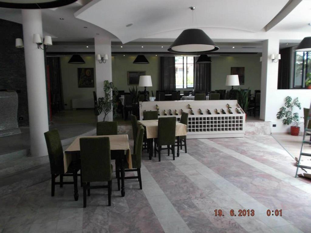 Sirena Hotel Tushemisht ภายนอก รูปภาพ