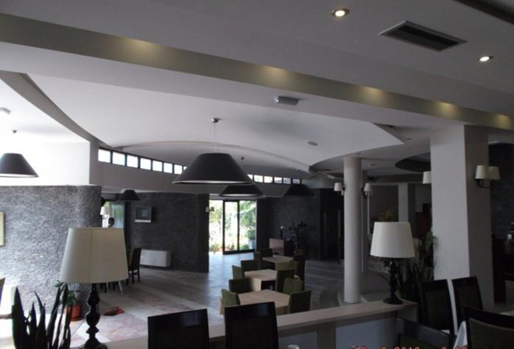 Sirena Hotel Tushemisht ภายนอก รูปภาพ