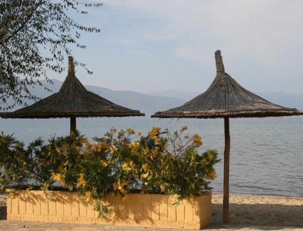 Sirena Hotel Tushemisht ภายนอก รูปภาพ