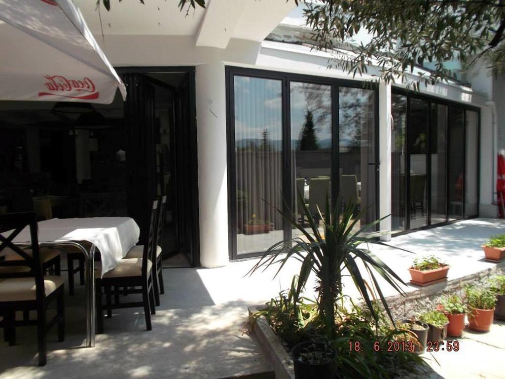 Sirena Hotel Tushemisht ภายนอก รูปภาพ